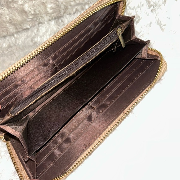 No Brand. Textured Tan Zip-Around Wallet - Picture 2 of 2